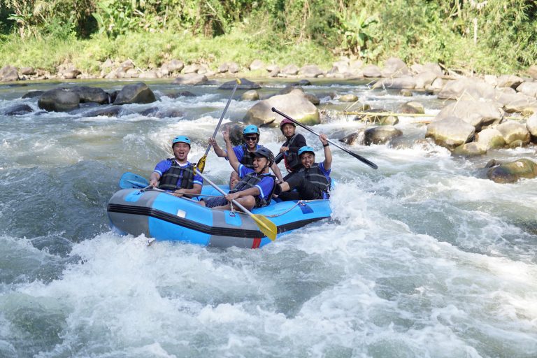 Paket Outbound Magelang : Rafting Adventure