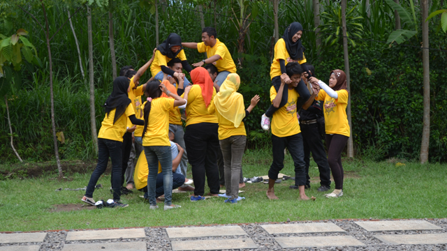 Maroon Organizer Outbound Team Building Gathering Tour